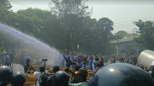 চাকরিচ্যুত বিডিআর সদস্যদের ওপর পুলিশের জলকামান-সাউন্ড গ্রেনেড নিক্ষেপ