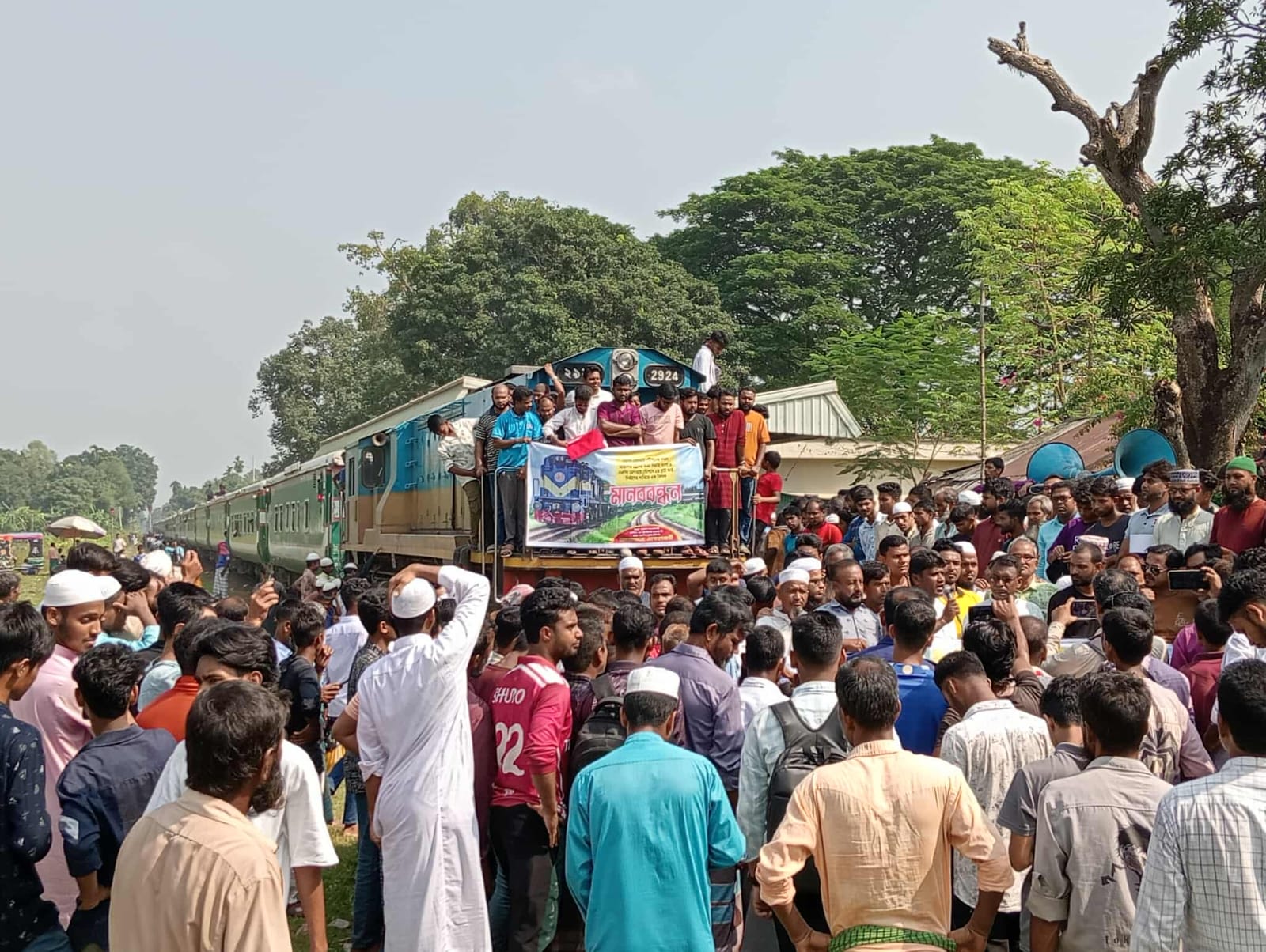 স্টেশন উন্নয়ন ও ট্রেন থামানোর দাবিতে মানববন্ধন