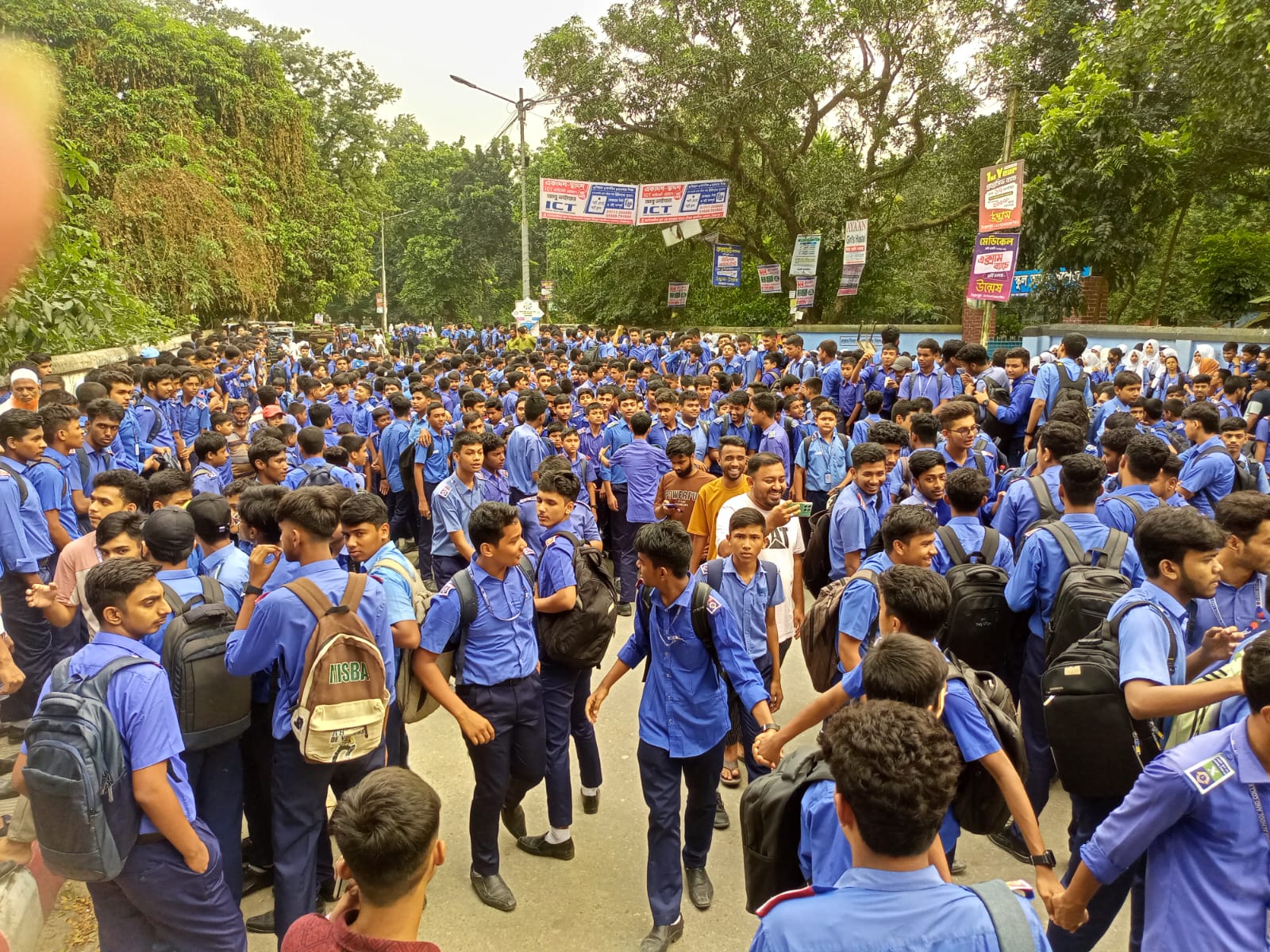 সৈয়দপুর লায়ন্স স্কুল ও কলেজের আন্দোলনে শিক্ষার্থীরা