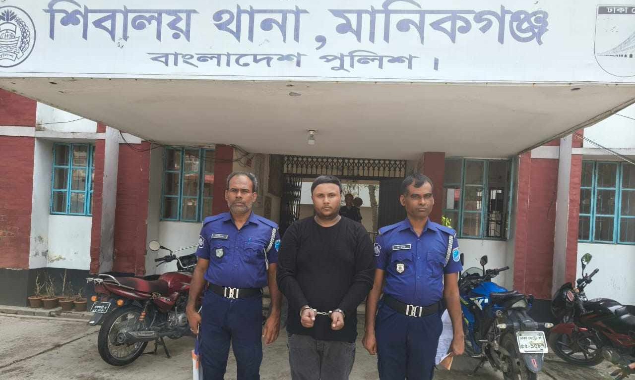 আপত্তিকর ভিডিও ছড়িয়ে দেওয়ার হুমকি, শিবালয়ে যুবক গ্রেফতার