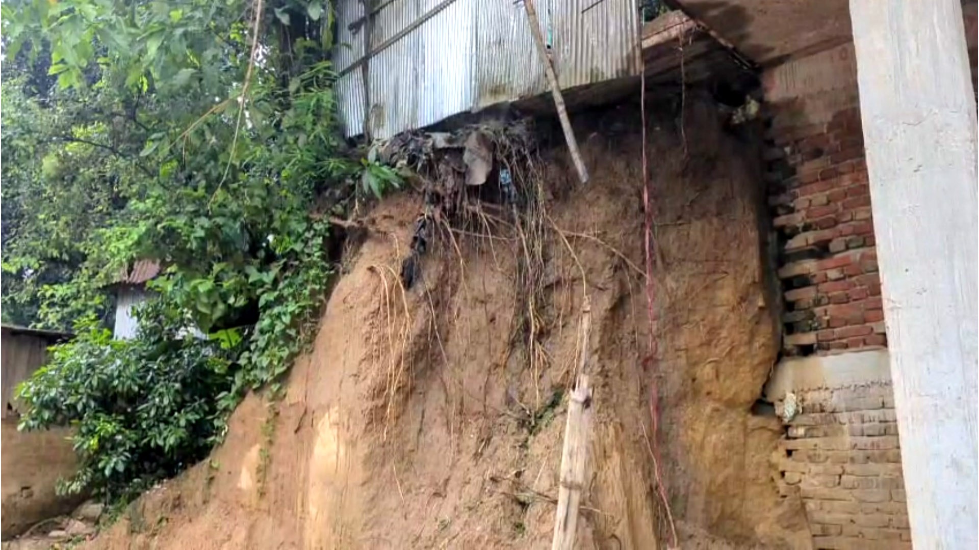 টানা ভারী বর্ষনে খাগড়াছড়িতে পাহাড় ধস