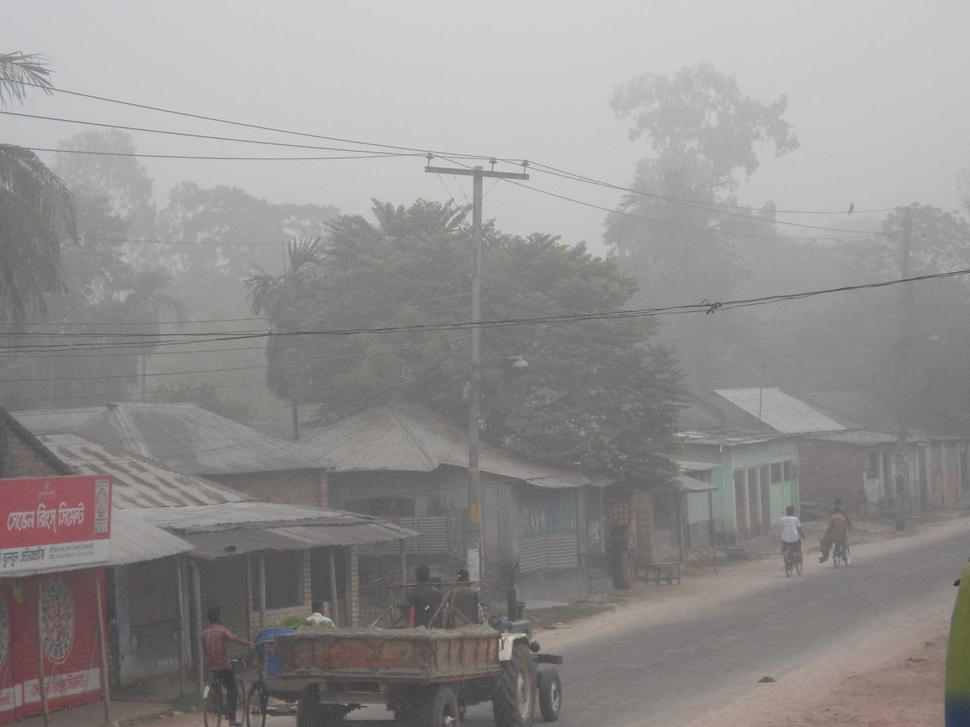 সৈয়দপুরে শীত অনুভূত, ভোরে কুয়াশায় ঢাকা জনপদ