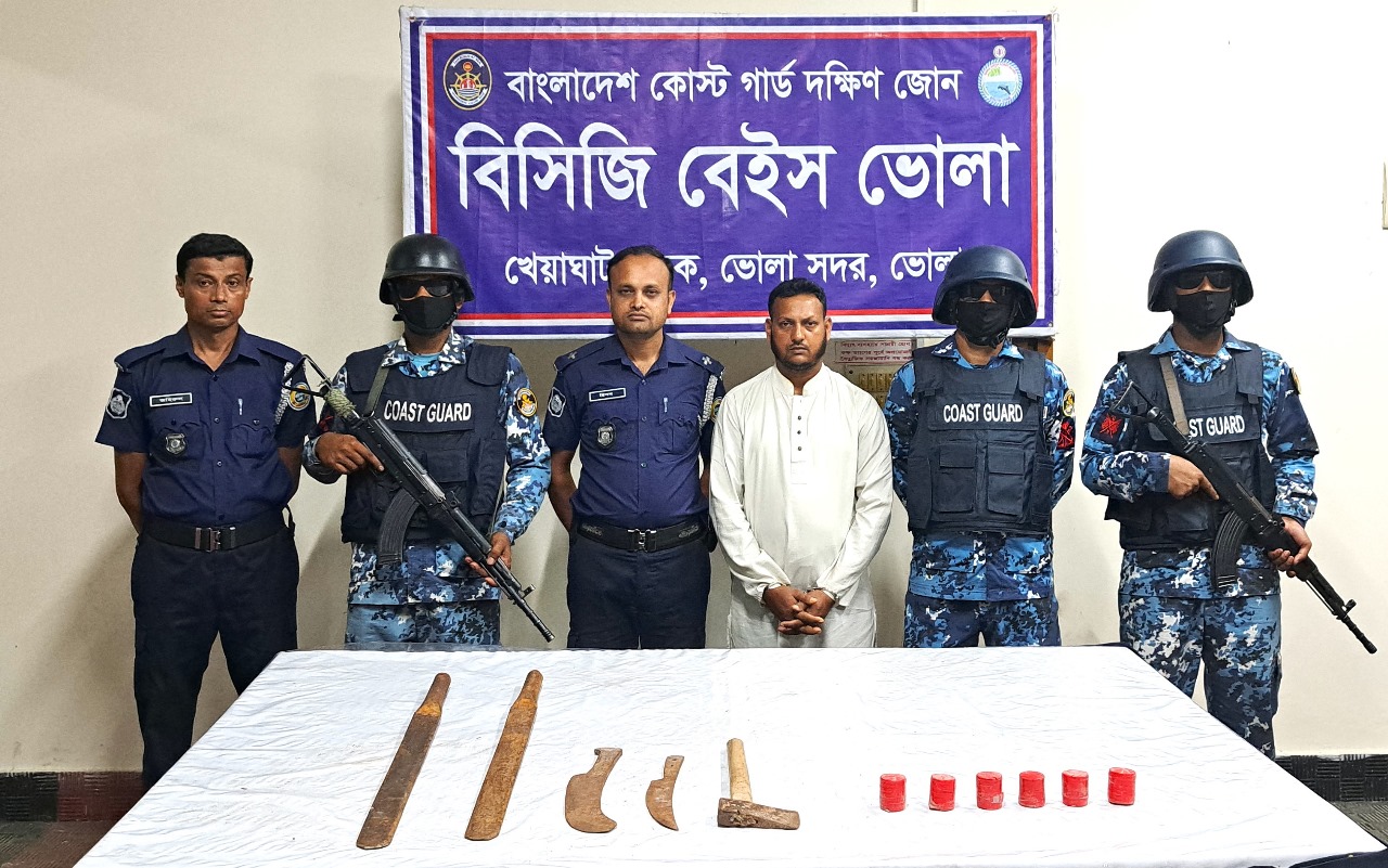 যৌথ বাহিনীর অভিযানে ৬টি হাতবোমা ও ৫টি দেশীয় অস্ত্রসহ আটক -১