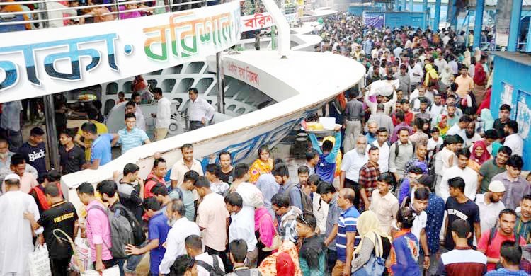 কর্মস্থলগামী যাত্রীদের কাছ থেকে বাড়তি ভাড়া আদায়ের অভিযোগ
