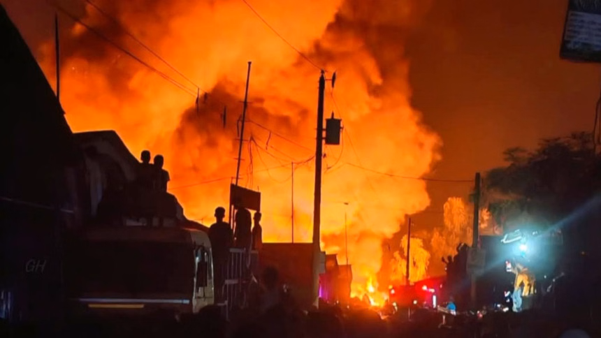 গাজীপুরে ঝুটের গোডাউনে আগুন, ২ ঘণ্টা চেষ্টায় নিয়ন্ত্রণে