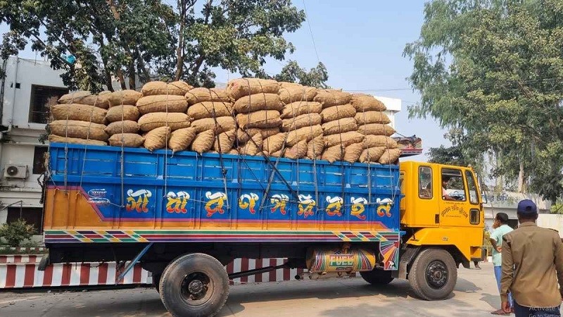 বাংলাবান্ধা দিয়ে নেপালে আরও ১ হাজার ৭১ টন আলু রপ্তানি