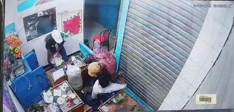 স্বর্ণালংকার লুটের ঘটনায় তিনজন গ্রেফতার, মালিকই ছিলেন মূলহোতা