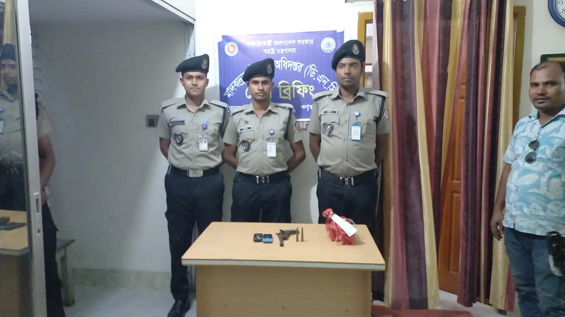 পঞ্চগড়ের সীমান্ত এলাকা থেকে দেশীয় পিস্তল, গুলি ও ফেন্সিডিল জব্দ