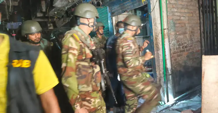 জেনেভা ক্যাম্পে প্রচুর বিস্ফোরকসহ আটক ৪