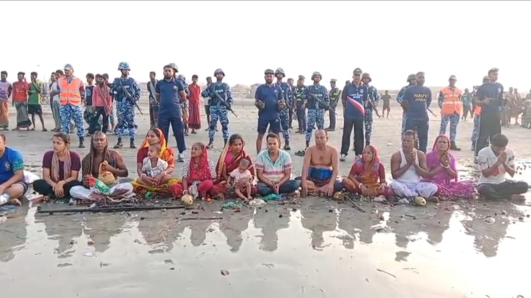 পুণ্যস্নানের দুবলার চরে মধ্য দিয়ে শেষ হলো রাস উৎসব