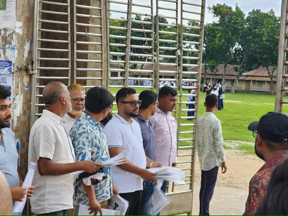 ভালুকায় এইচএসসি পরীক্ষার্থীদের মাঝে পরীক্ষার সামগ্রী বিতরণ