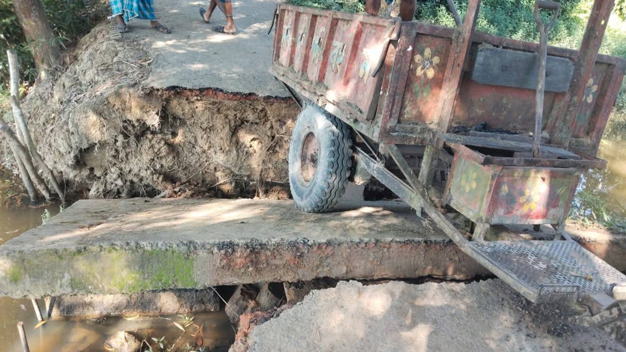 ফুলগাজীর দেবীপুরে কালভার্ট ভেঙে যোগাযোগ বিচ্ছিন্ন, দুর্ভোগে হাজারো মানুষ