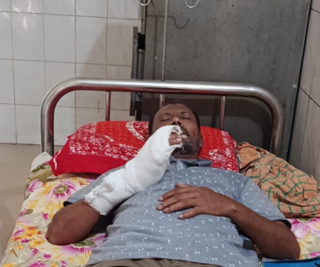 ভোলায় সাংবাদিককে কুপিয়ে জখম