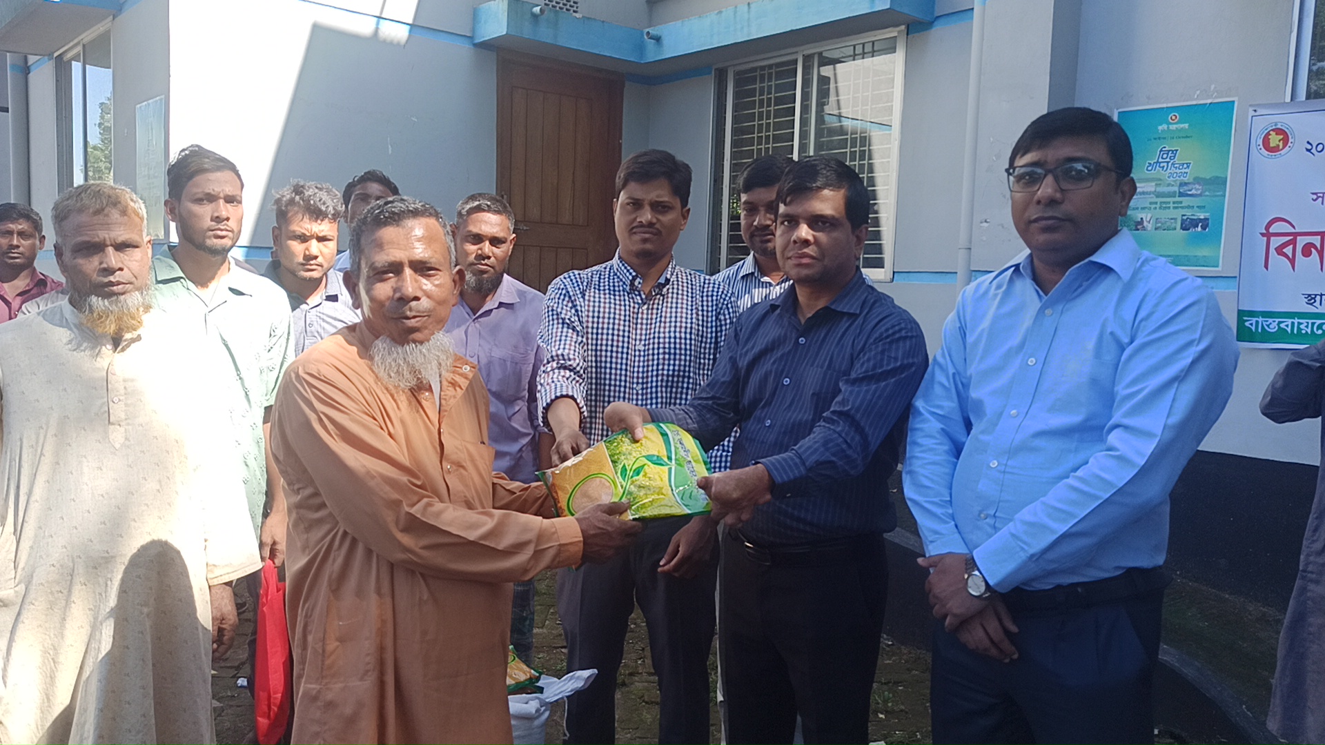 পঞ্চগড়ে কৃষকদের মাঝে শীতকালীন ফসলের সার ও বীজ বিতরণ