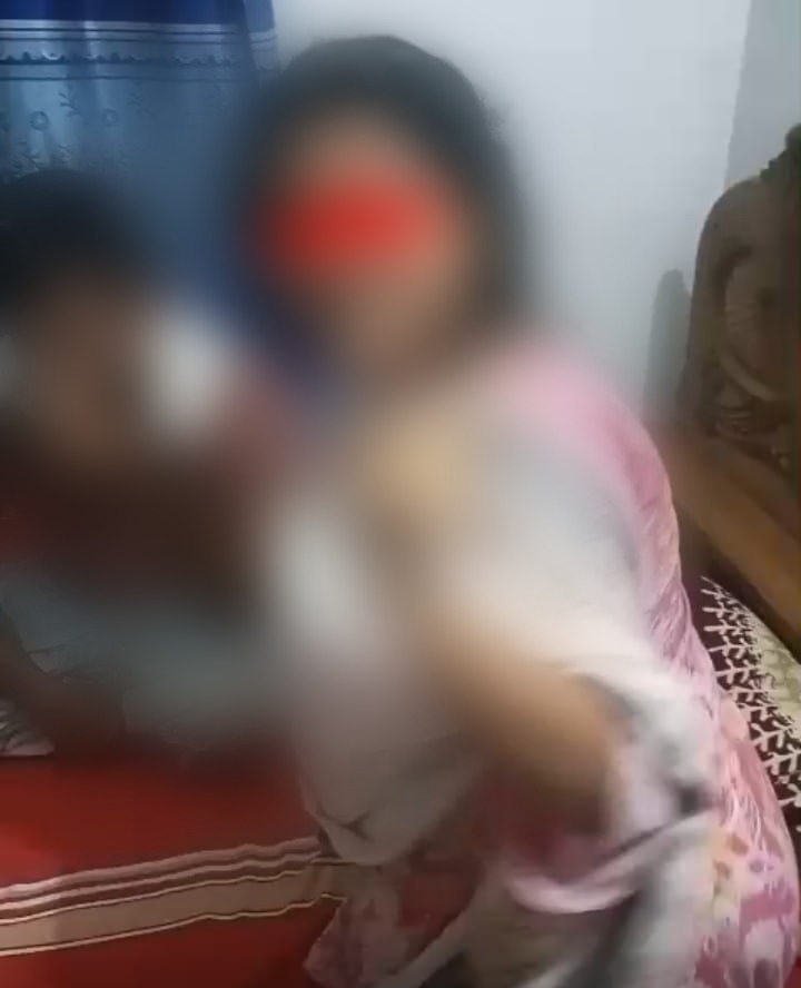 গভীর রাতে পরকীয়া প্রেমিকসহ প্রবাসীর স্ত্রী ধরা