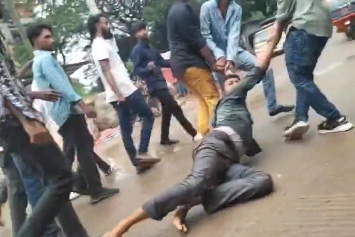 গাজীপুরে সংবাদকর্মীকে প্রকাশ্যে পিটিয়ে আহত করেছে দুর্বৃত্তরা