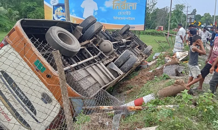 বাস-কাভার্ড ভ্যান সংঘর্ষে নারী ও শিশুসহ নিহত ৩