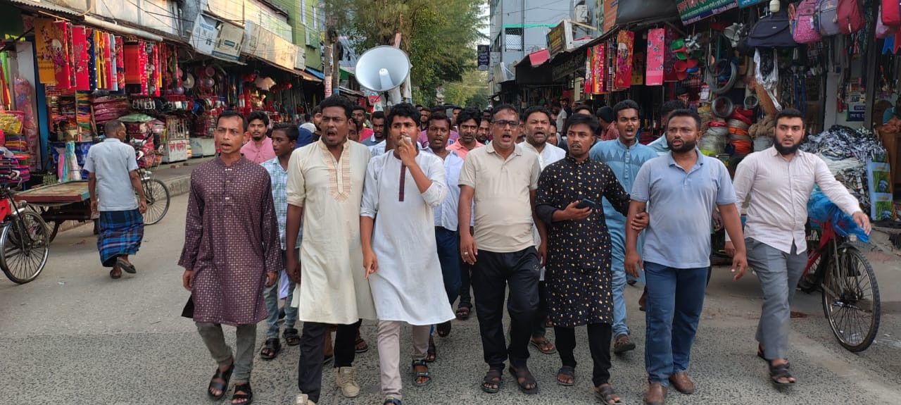 হাসনাত আব্দুল্লাহর উপর হামলার প্রতিবাদে মোংলা-রামপালে বিক্ষোভ মিছিল