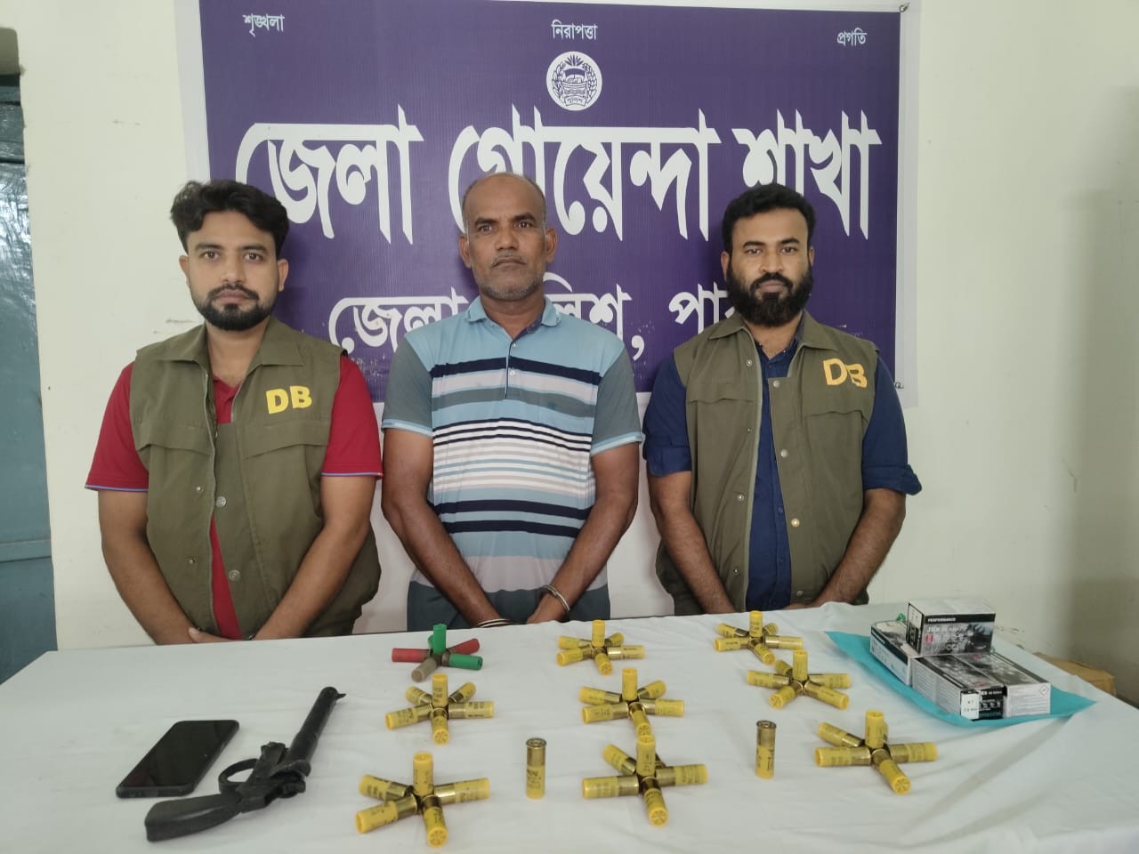 পাবনায় অস্ত্র ও গুলিসহ গ্রেফতার ১