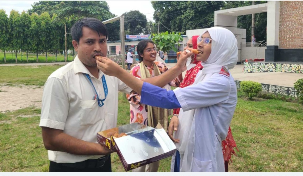 দিনাজপুর পাসের হার ৬৭ .৩ শতাংশ। জিপিএ-৫ ১৫ হাজার ৬২ জন।