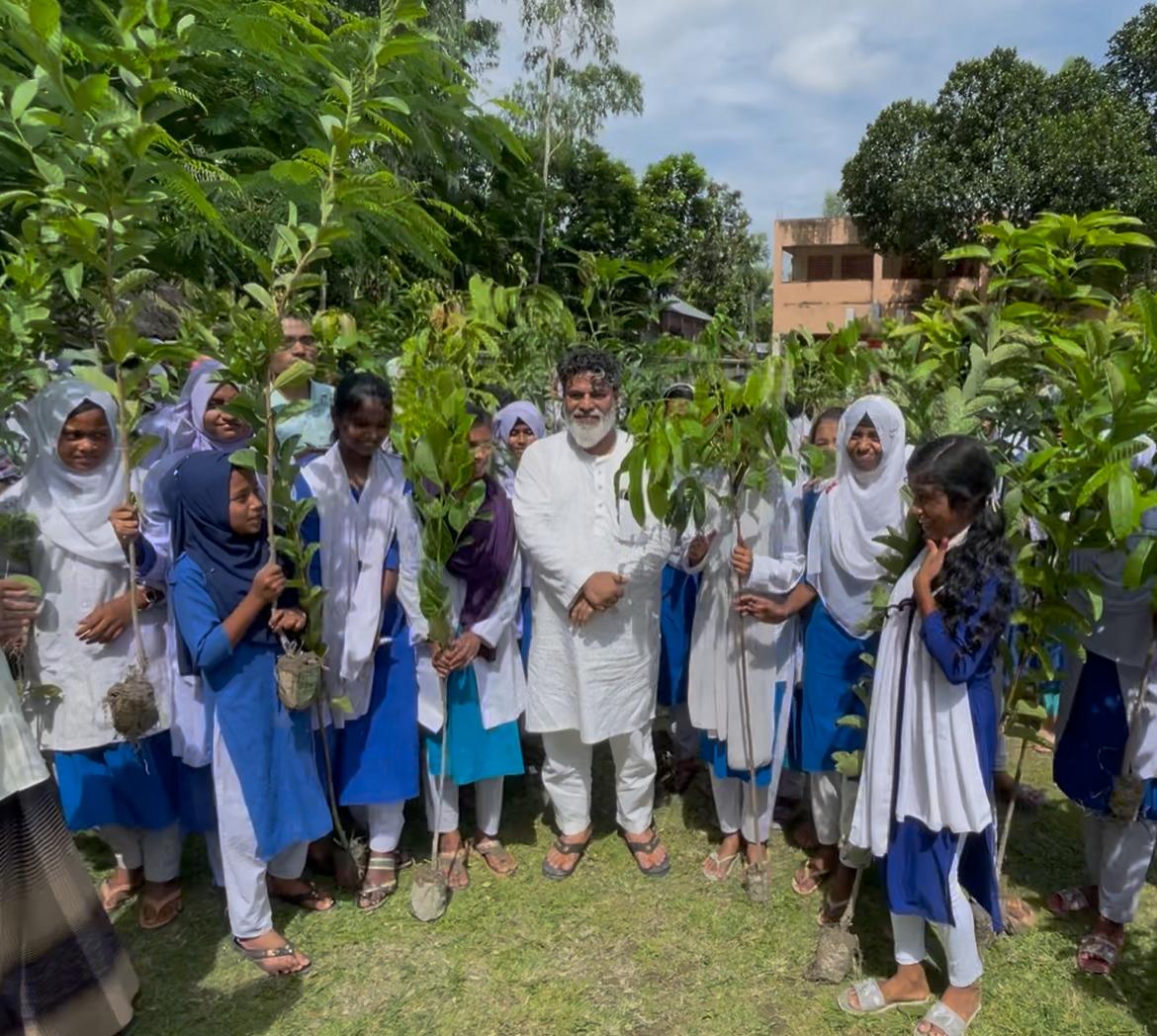 শিক্ষার্থীদের মাঝে দুই হাজার গাছের চারা বিতরণ