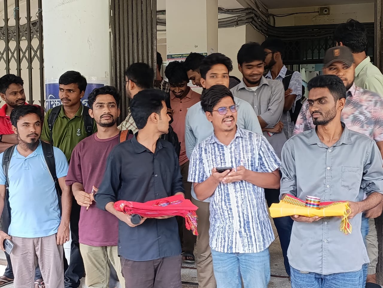 বেরোবিতে লেজুড়বৃত্তি ছাত্ররাজনীতির প্রতিবাদে প্রশাসনকে শাড়ি-চুড়ি উপহার