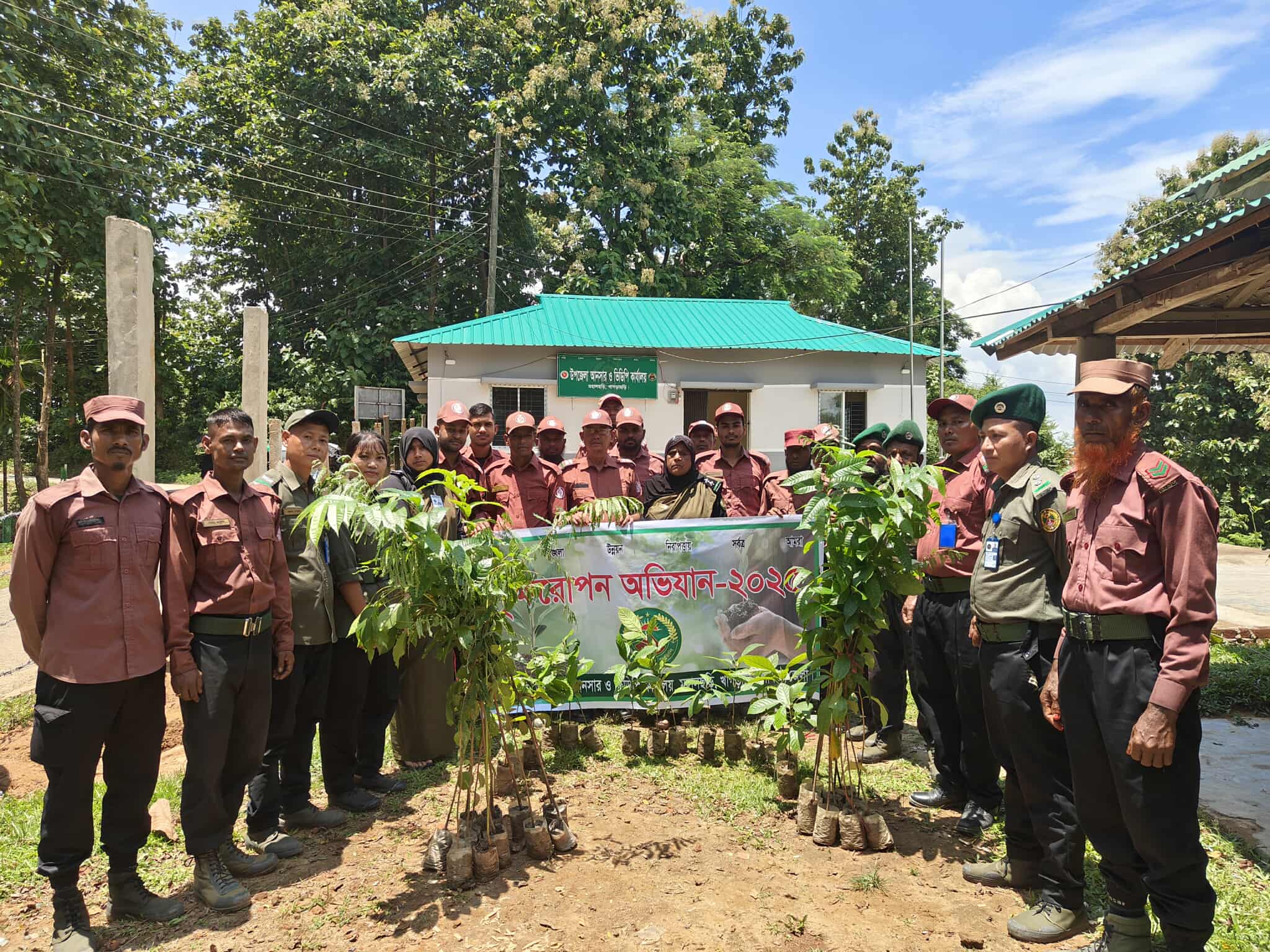 মহালছড়িতে আনসার ও ভিডিপির উদ্যোগে বৃক্ষরোপণ