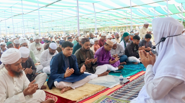 টাঙ্গাইলে কেন্দ্রীয় ঈদগাহে পবিত্র ঈদুল আযহা'র জেলার প্রধান জামাত অনুষ্ঠিত