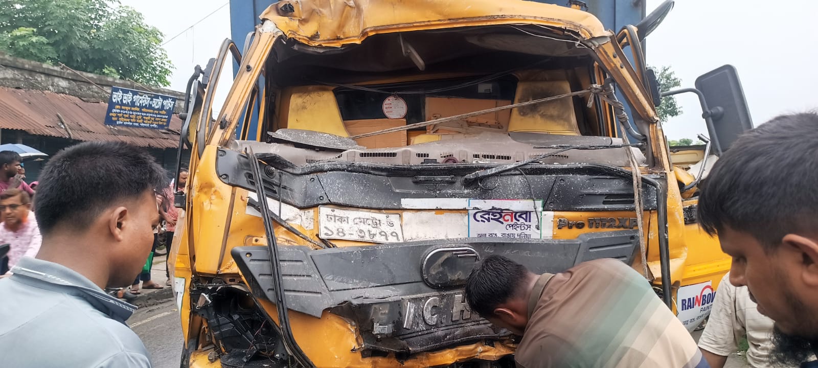 সাতক্ষীরায় যাত্রীবাহী বাস ট্রাক সংর্ঘষে আহত-১৫