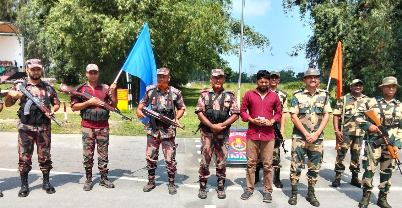পতাকা বৈঠকের মাধ্যমে এক বাংলাদেশিকে ফেরত দিয়েছে বিএসএফ