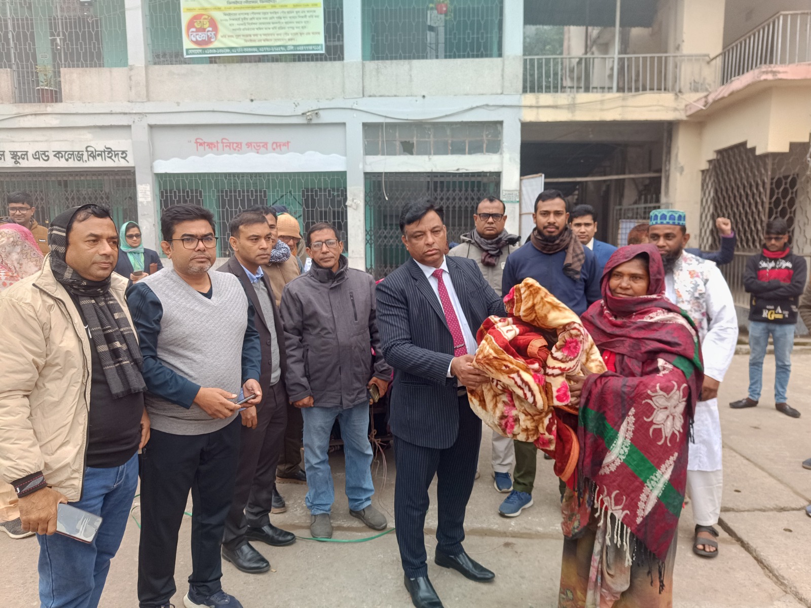 ঝিনাইদহে শীতার্তদের মাঝে কম্বল বিতরণ