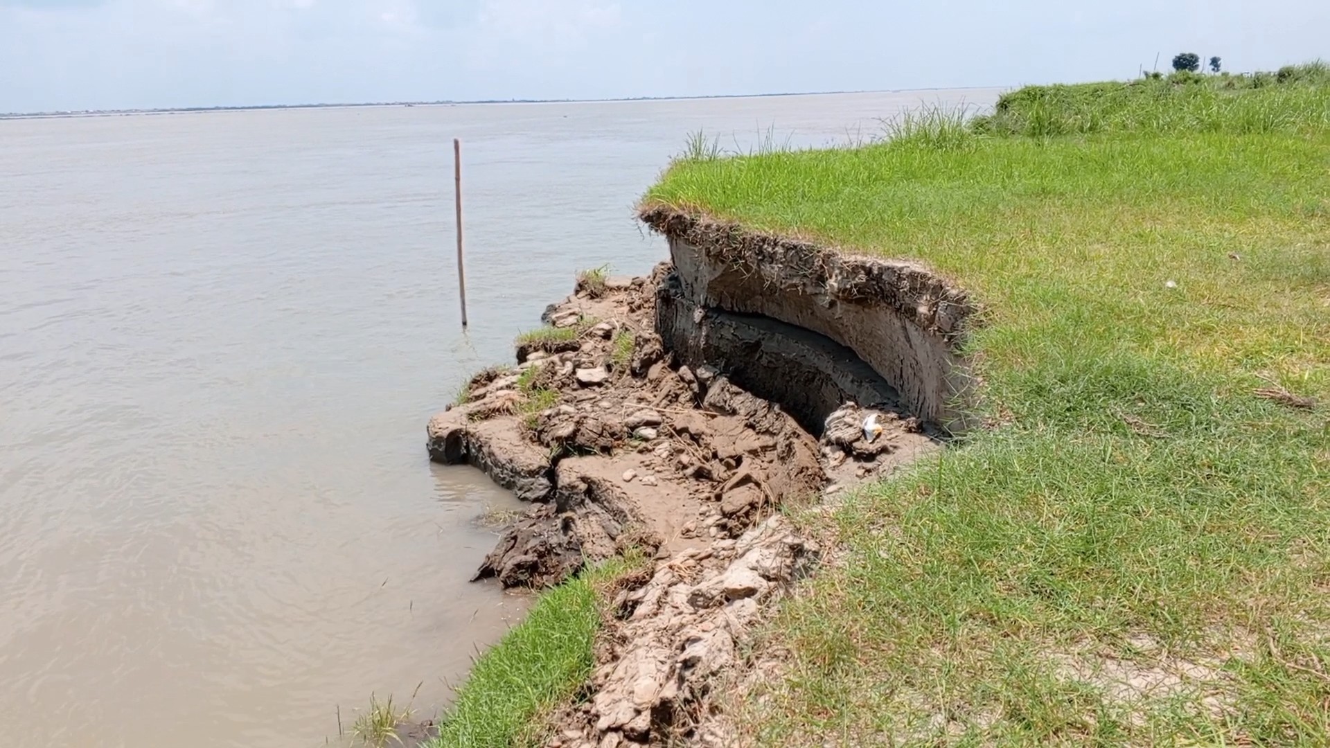 নদী ভাঙন আর ডাকাতের আতঙ্কে দিন কাটছে পদ্ম পারের মানুষ