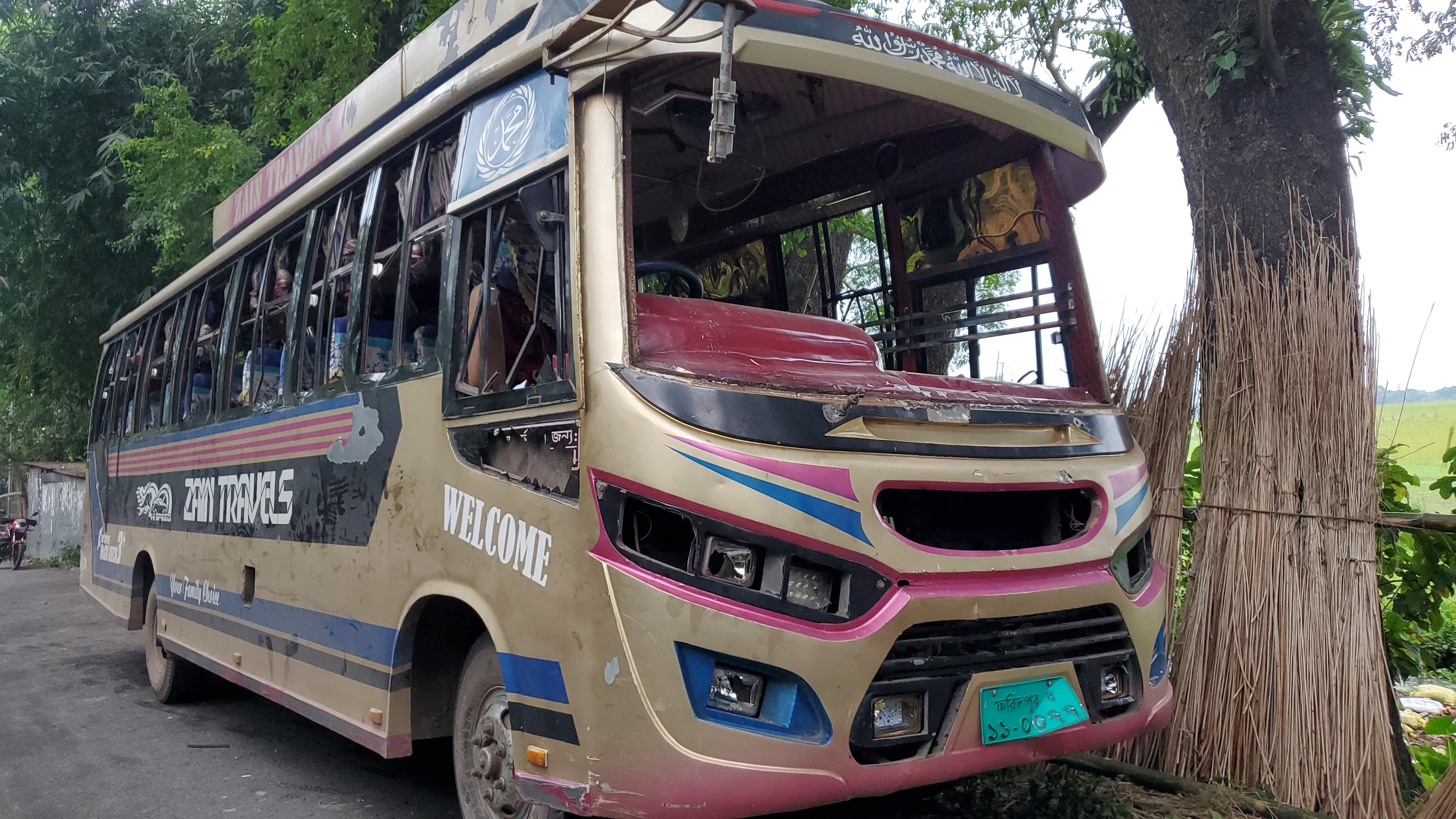 ফরিদপুরে বাসচাপায় এক নারী মৃত্যু, বিক্ষুব্ধ জনতা গাড়ি ভাঙচুর