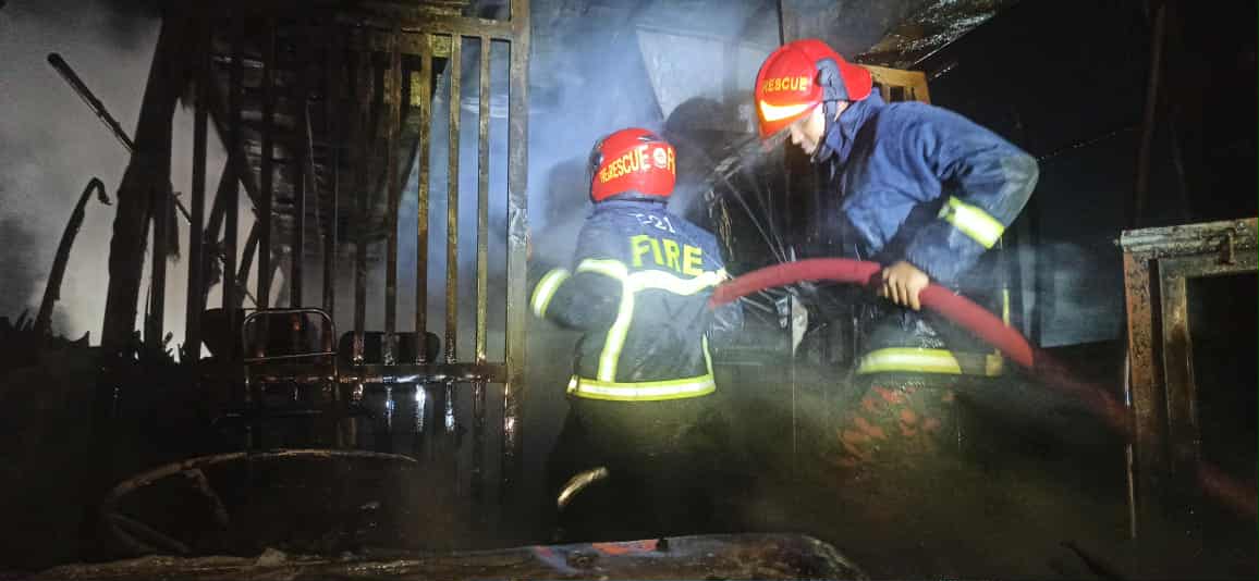 ঢাকা-টাঙ্গাইল মহাসড়কে চলন্ত যাত্রীবাহী বাসে আগুন