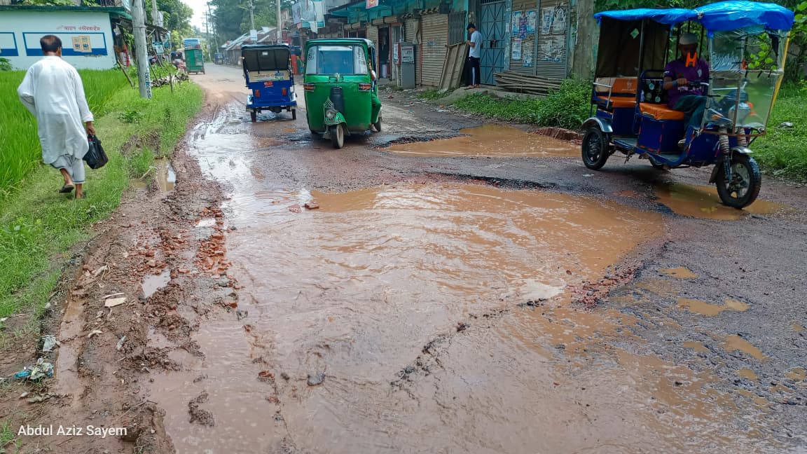থানারহাট প্রবেশমুখে বেহাল রাস্তা, দুর্ভোগে অতিষ্ঠ সাধারণ মানুষ