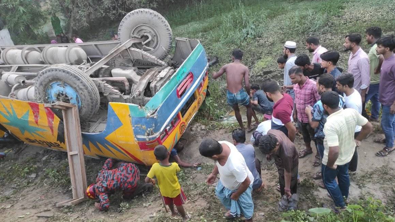 মাধবপুর বাস উল্টে নিহত ১, আহত ৩০