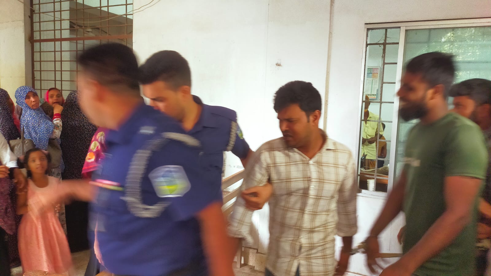 গৃহবধূ অপহরণ ও ধর্ষণের দায়ে চারজনকে যাবজ্জীবন কারাদণ্ড