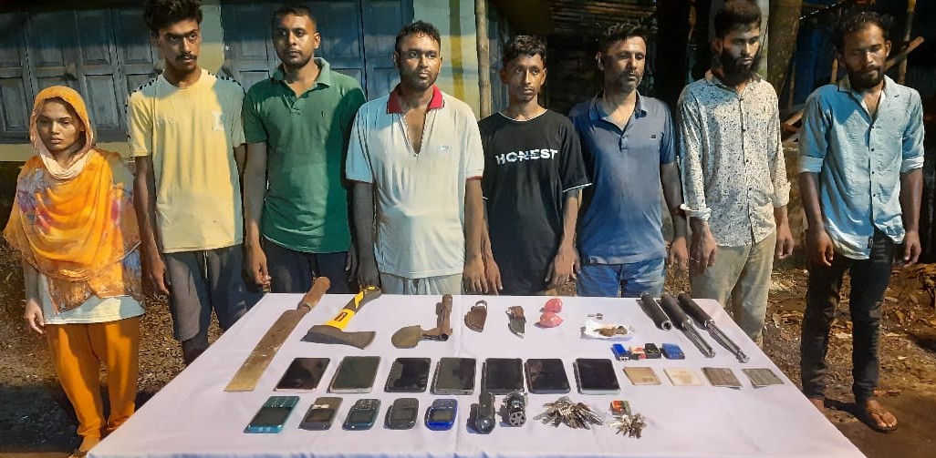 সেনা অভিযানে বাগেরহাটে অস্ত্র মাদকসহ আটক ৮