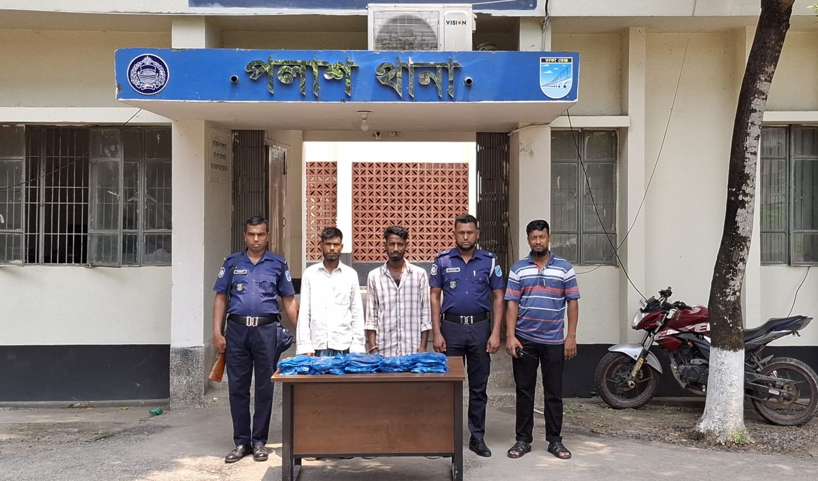 নরসিংদীতে ১১ টন নিষিদ্ধ পলিথিন ব্যাগসহ গ্রেপ্তার-২