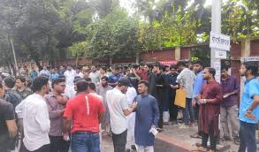 ভোটার লাইনে প্রার্থীদের প্রচারণায় ভোগান্তিতে ভোটাররা