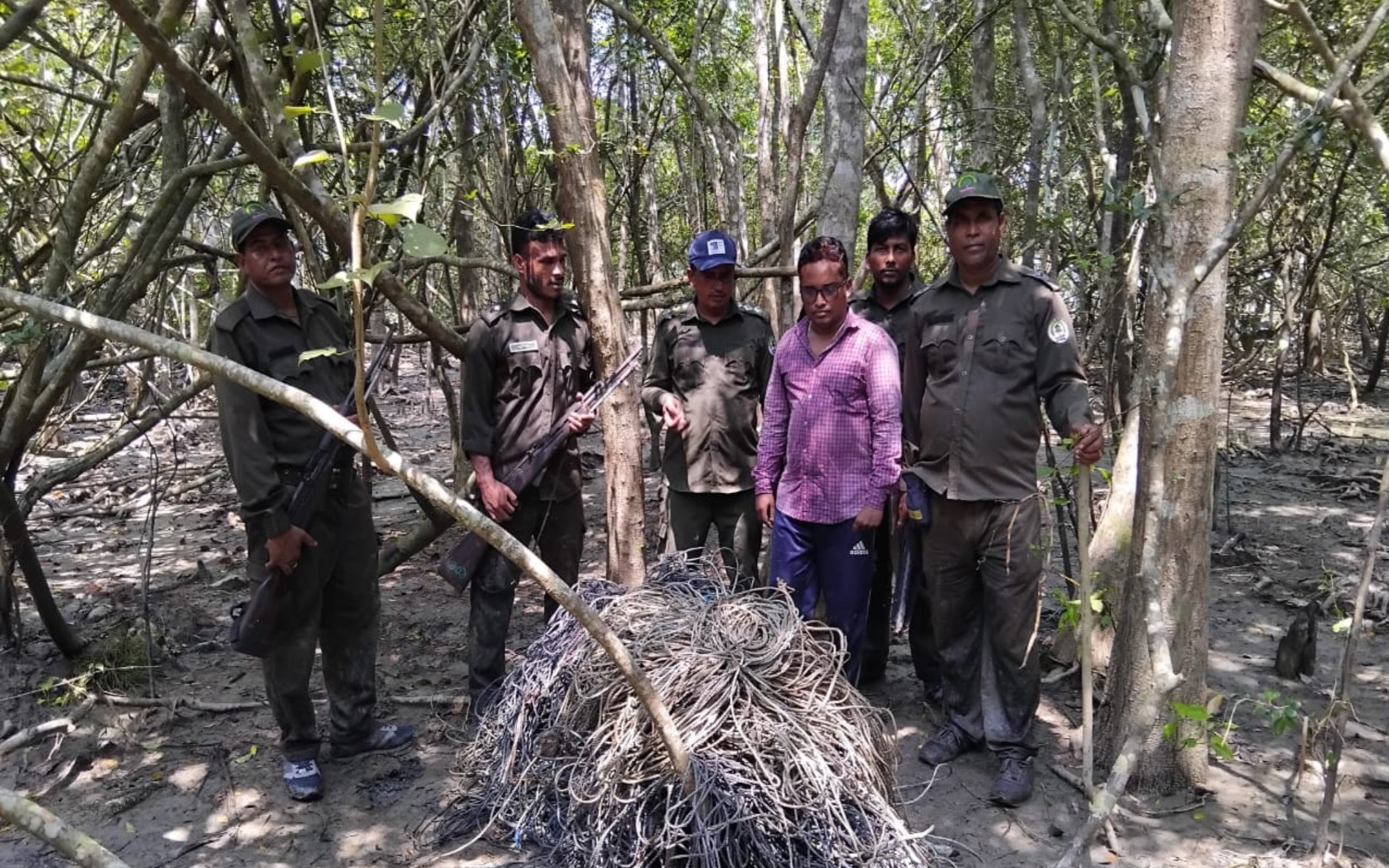 পুর্ব সুন্দরবন থেকে হরিণ শিকারের ৬০০ মালা ফাঁদ জব্দ