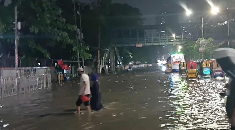 রাজধানীতে মুষলধারে বৃষ্টি 
বিভিন্ন রাস্তায় পানি, জনজীবনে ভোগান্তি