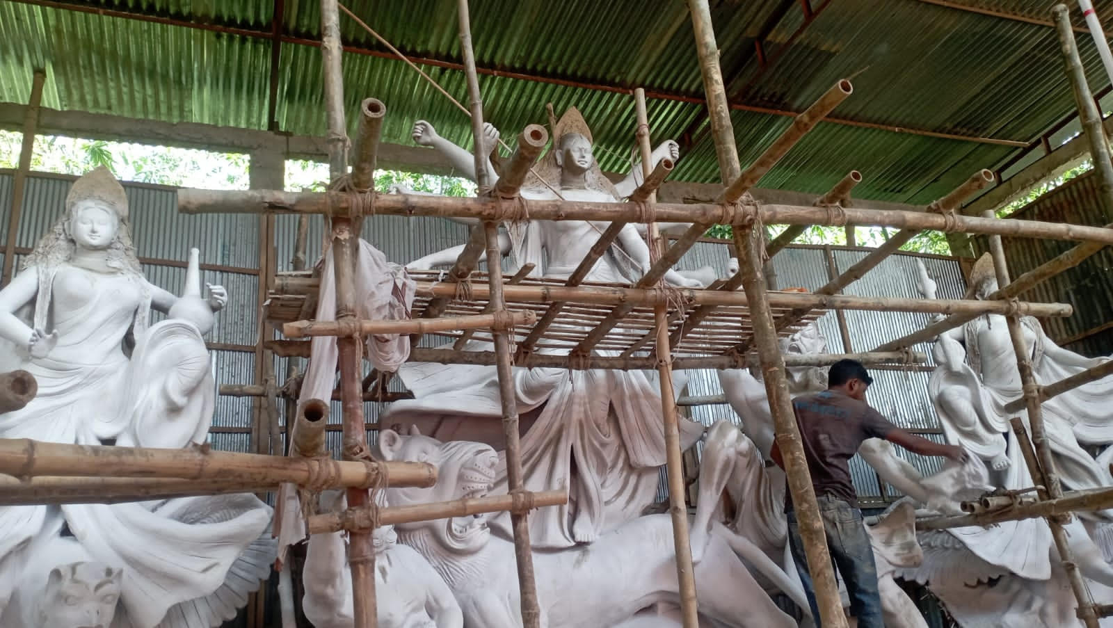 নীলফামারীতে প্রতিমা তৈরি শেষ, এখন রং তুলির ছোঁয়া পাচ্ছে