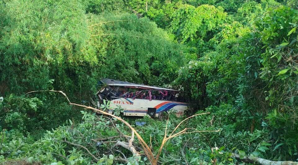 বেপরোয়া গতির বাস নিয়ন্ত্রণ হারিয়ে খাদে, আহত ৯