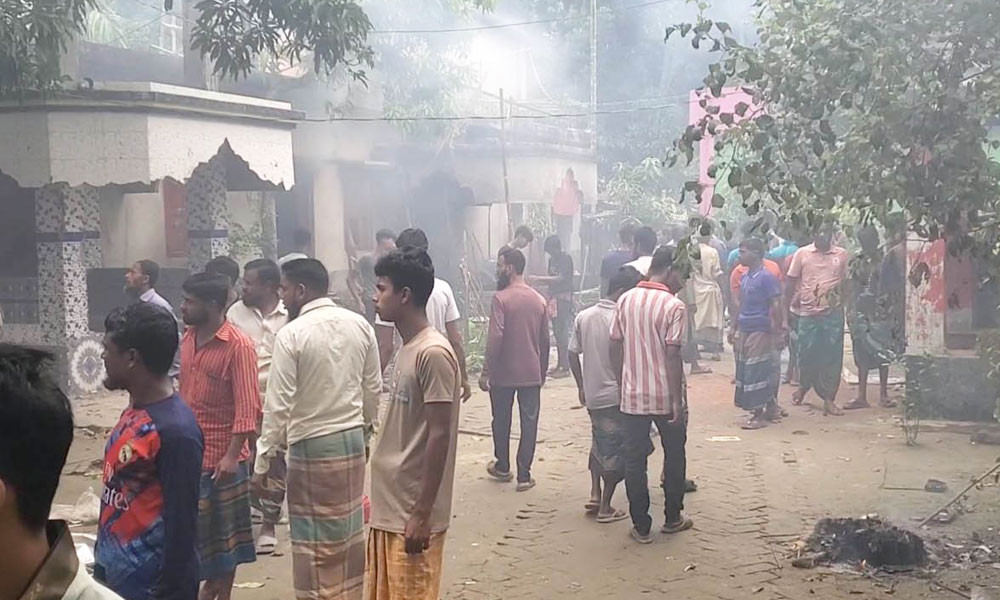 বোয়ালমারীতে আওয়ামী লীগ নেতাদের বাড়িতে হামলা