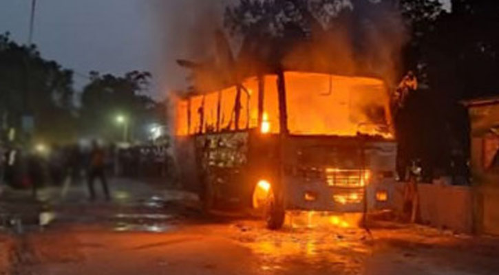 রাজধানীতে যাত্রীবাহী বাসে  আগুন
