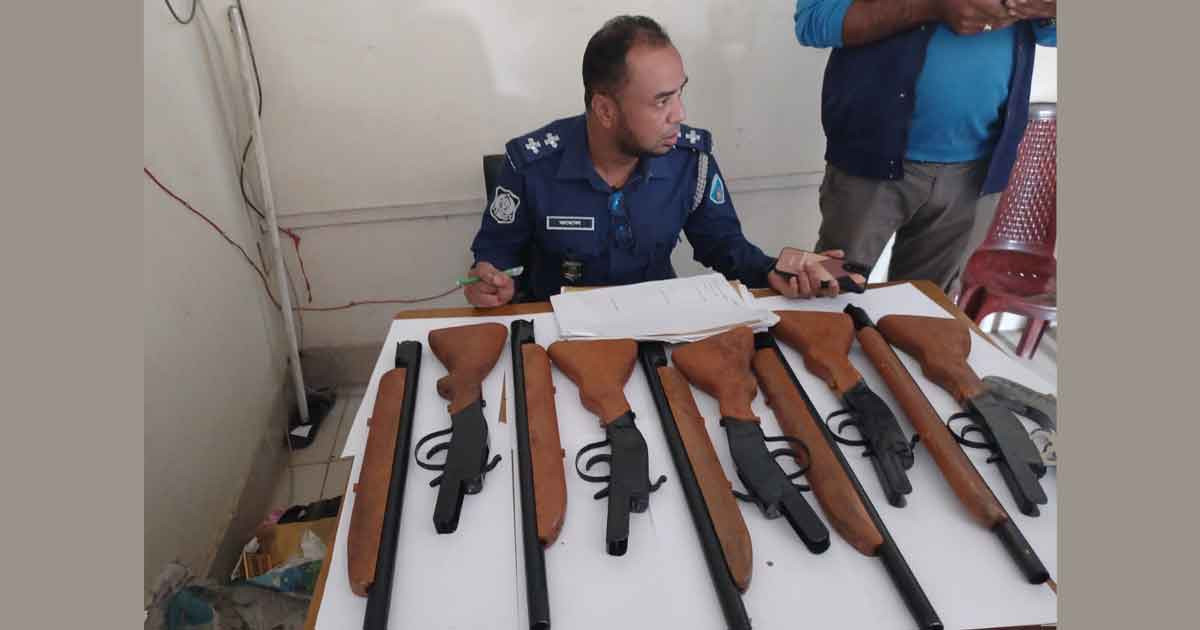 কবরস্থান থেকে মিলল অস্ত্রের ভাণ্ডার