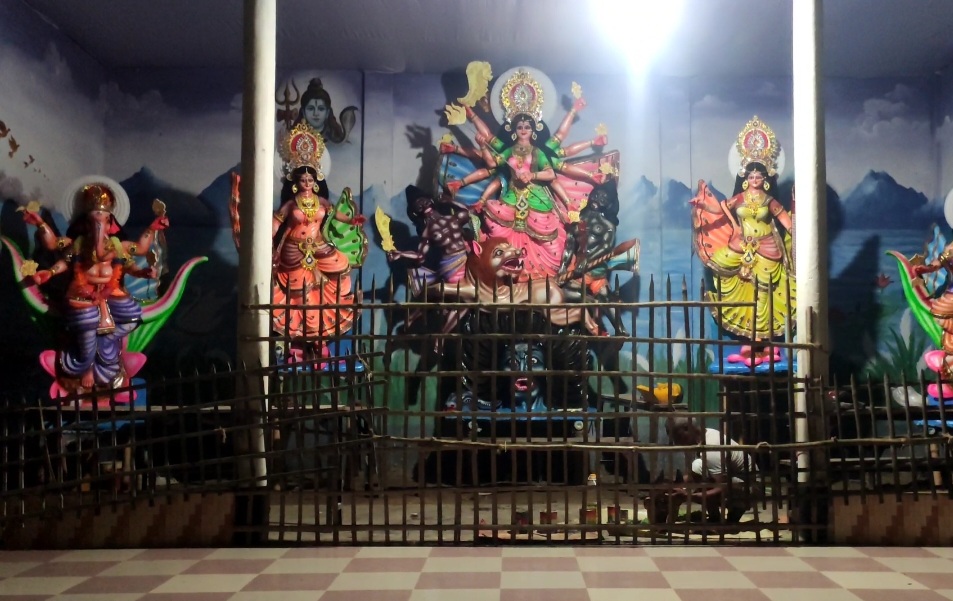 শেষ মুহূর্তে প্রতিমায় রংতুলির আঁচর দিতে ব্যস্ত সময় পার কারিগরদের