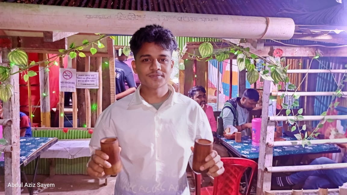 বাঁশের কাপে চা বিক্রি করে মাসে লাখ আয়