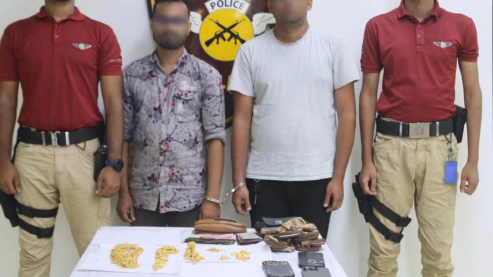 বিমানবন্দরে সোনাসহ গ্রেফতার ২